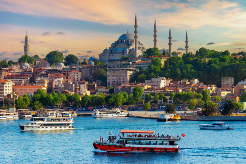 Toàn cảnh lịch sử của Istanbul với Hagia Sophia và Nhà thờ Hồi giáo Xanh, trung tâm của du lịch Thổ Nhĩ Kỳ